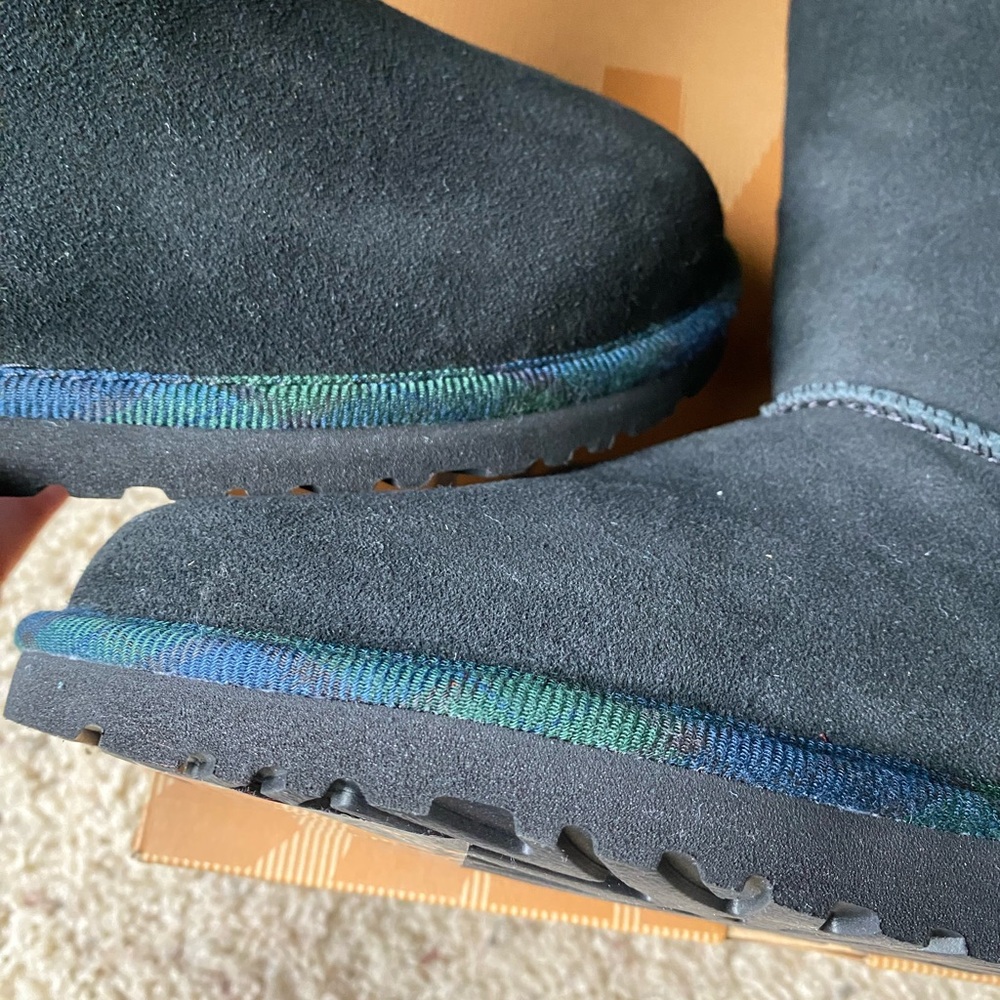Authentic New UGG Womens classic short rock boot. So cute. Size 5.